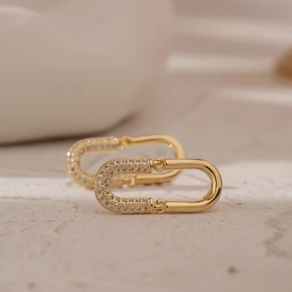 New, Delicate Oval Stud Earrings - Picture 6 of 6
